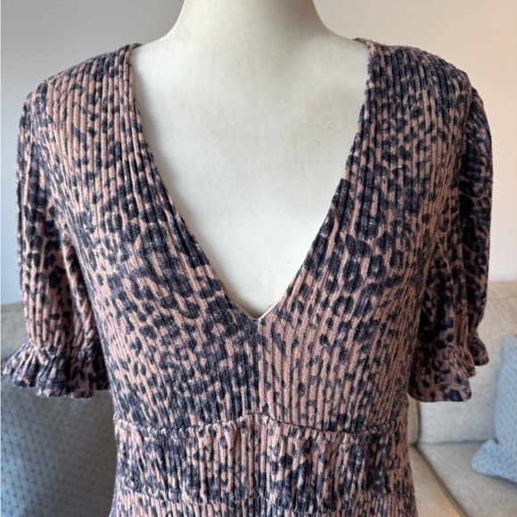 Hutch Ruffle Dress Size Medium Blue Beige/Pink VNeck - Picture 3 of 10